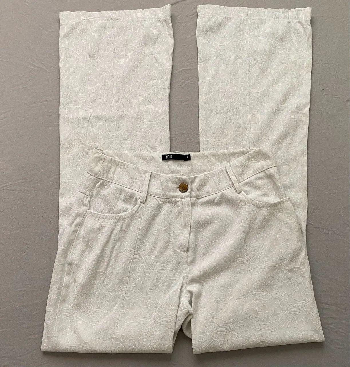Calça Flare Noir Branca - P - Foto 3