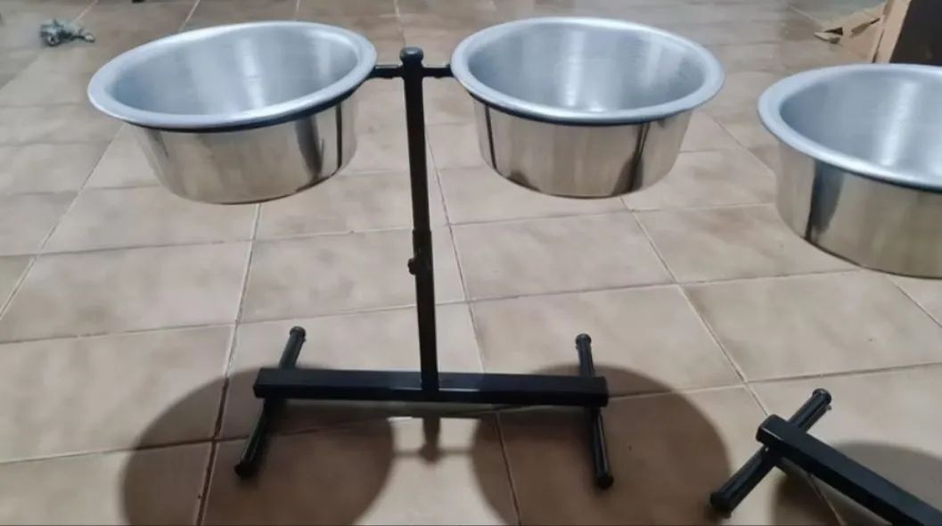 Comedouro para cachorro  com ajuste de altura 