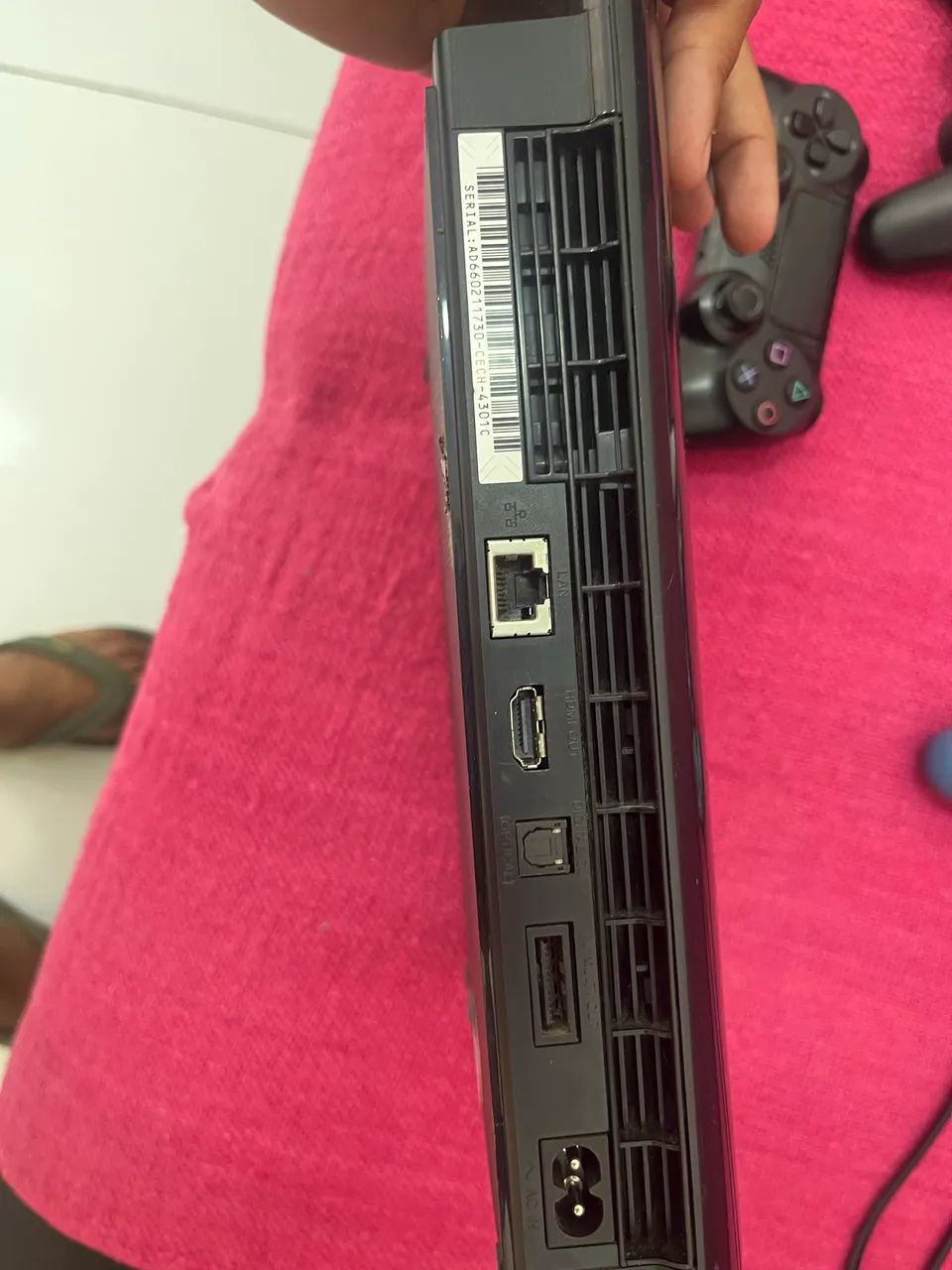 Ps3 super slim 3 controles e a base pra deixá-lo em pé  - Foto 3