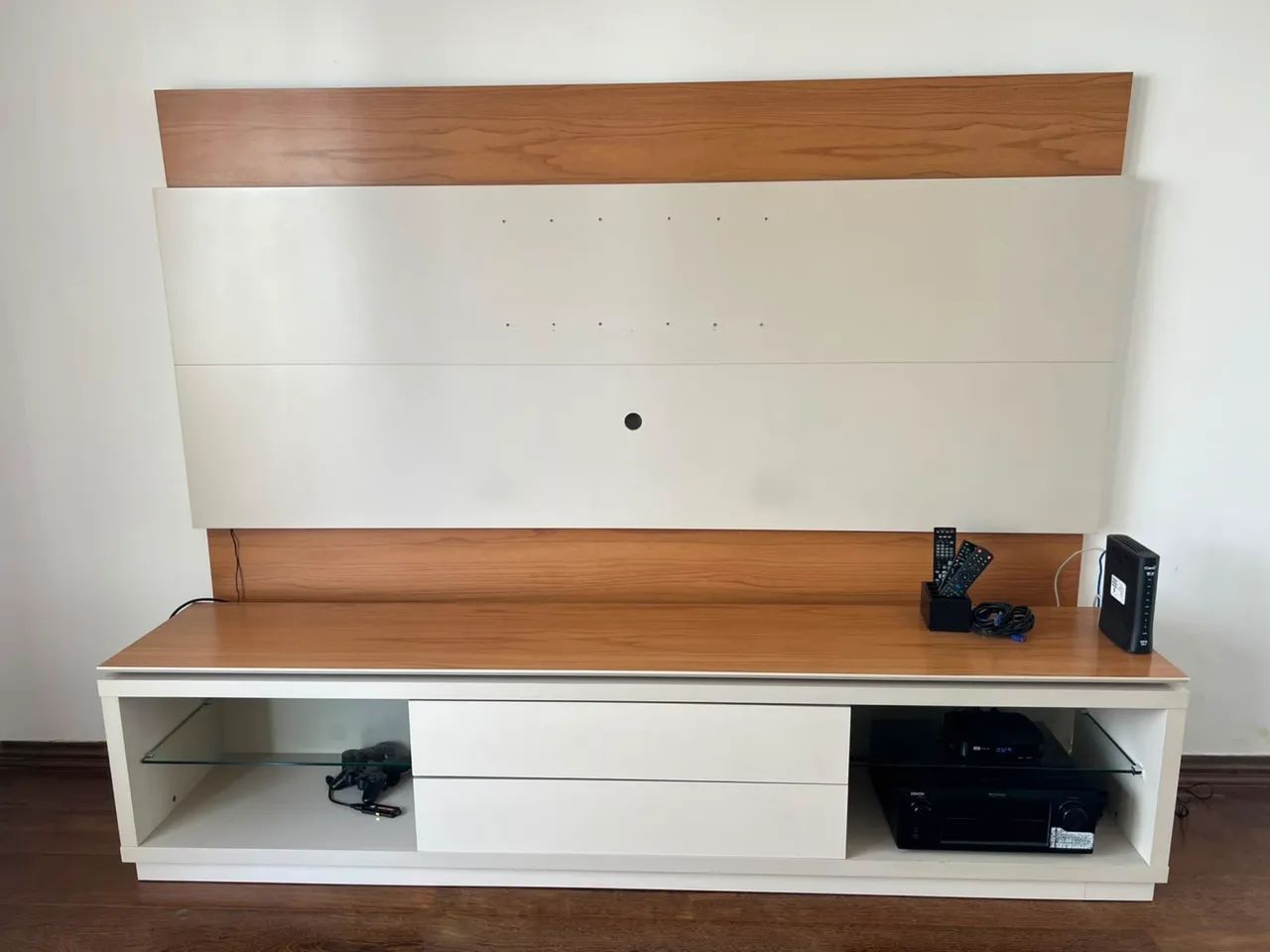 Rack com Painel para TV - Off-White e Amadeirado com Gavetas e Prateleiras de Vidro - Foto 4