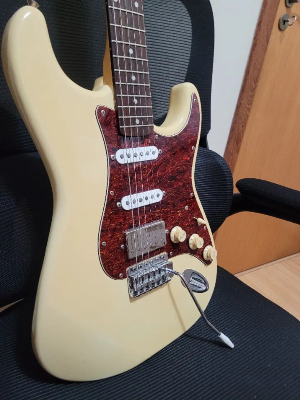 Squier Stratocaster Made in Korea 1995 ? com upgrades