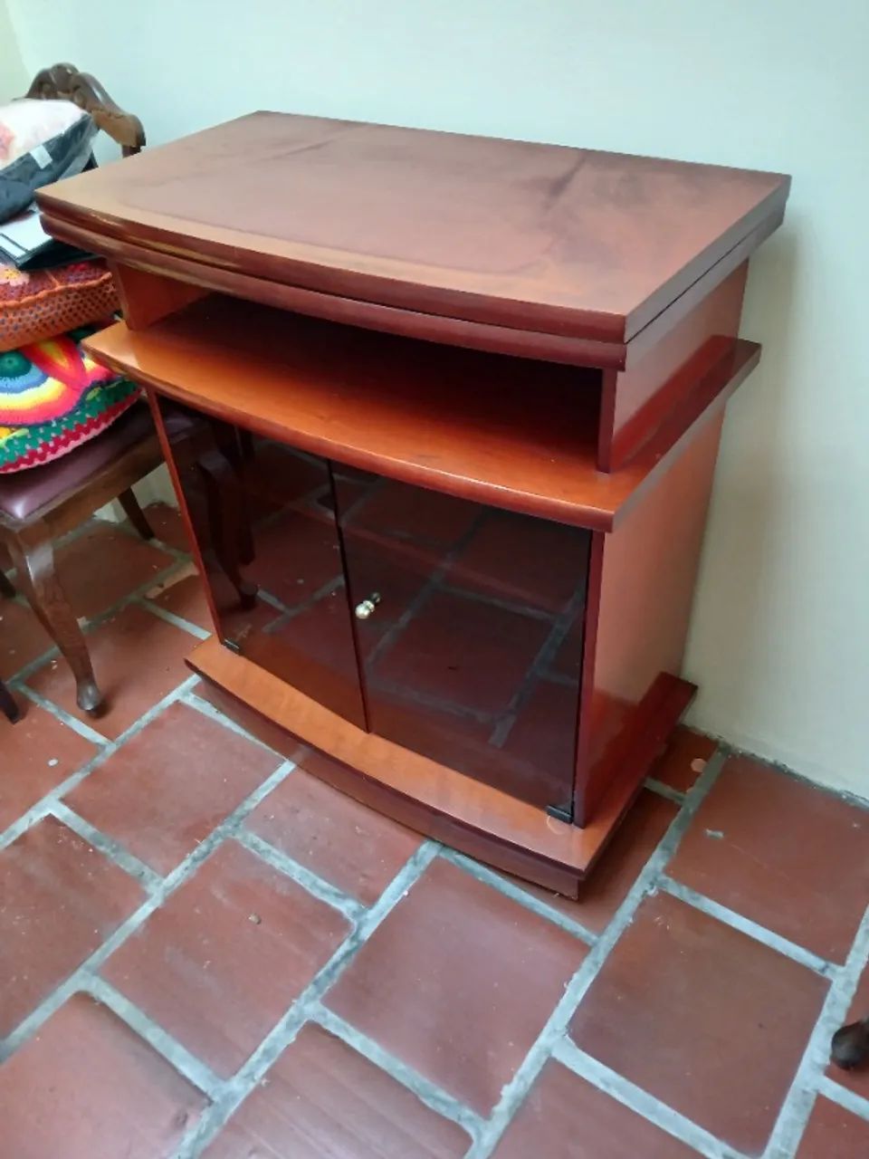 Rack de TV com plataforma de ajuste