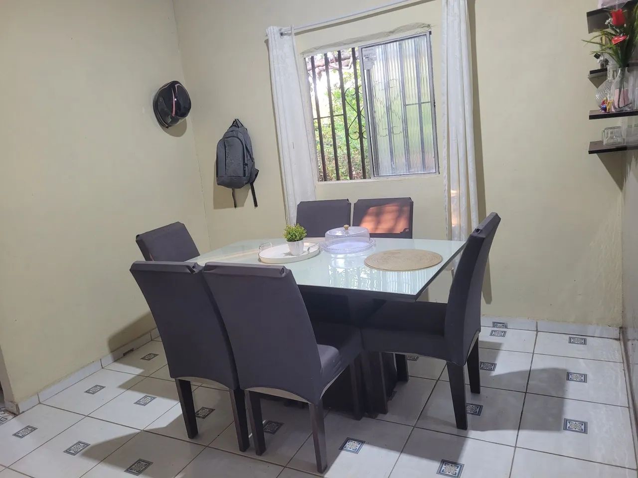 Mesa de seis cadeiras 