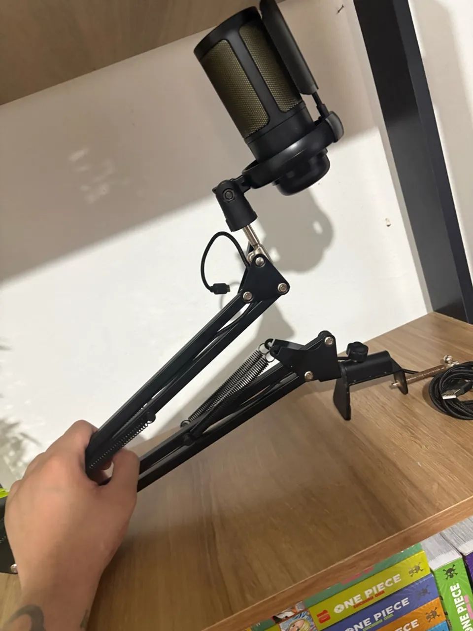 Microfone gamer com suporte articulado