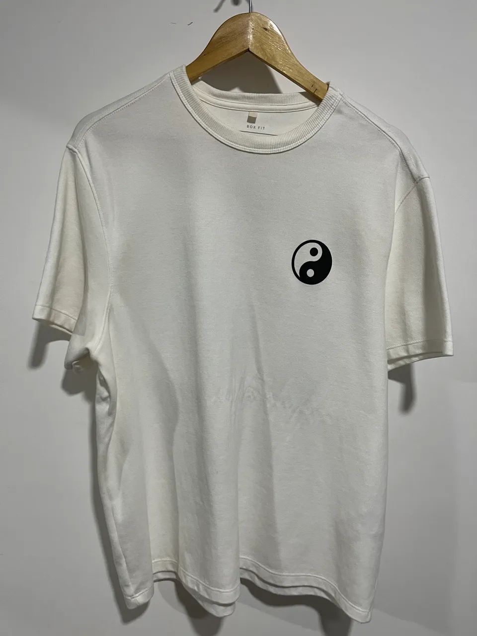 camisa branca com estampa atrás