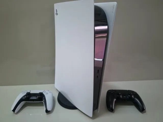PS5 e dois controles