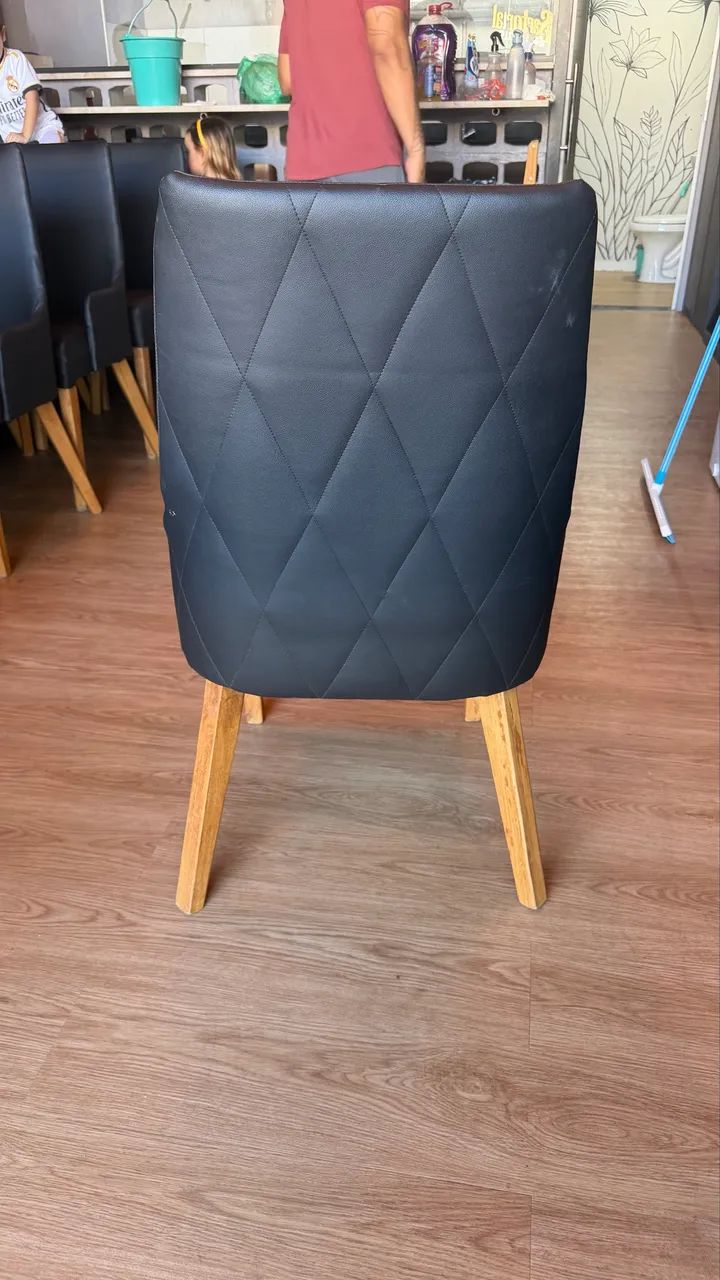 Vende-se cadeira estilo poltrona acolchoada preta - Foto 3