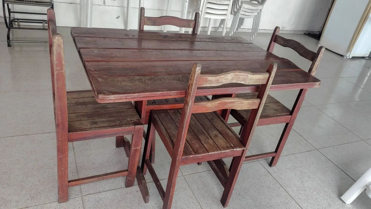 Mesa em madeira com 4 cadeiras 