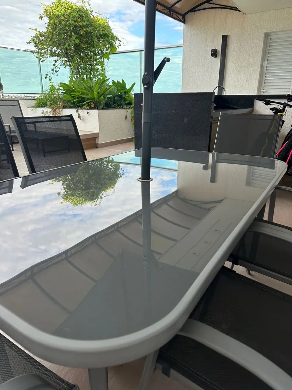 Conjunto de mesa e cadeiras com ombrelone - Foto 4