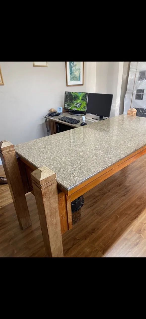 Mesa usada com tampo em granito