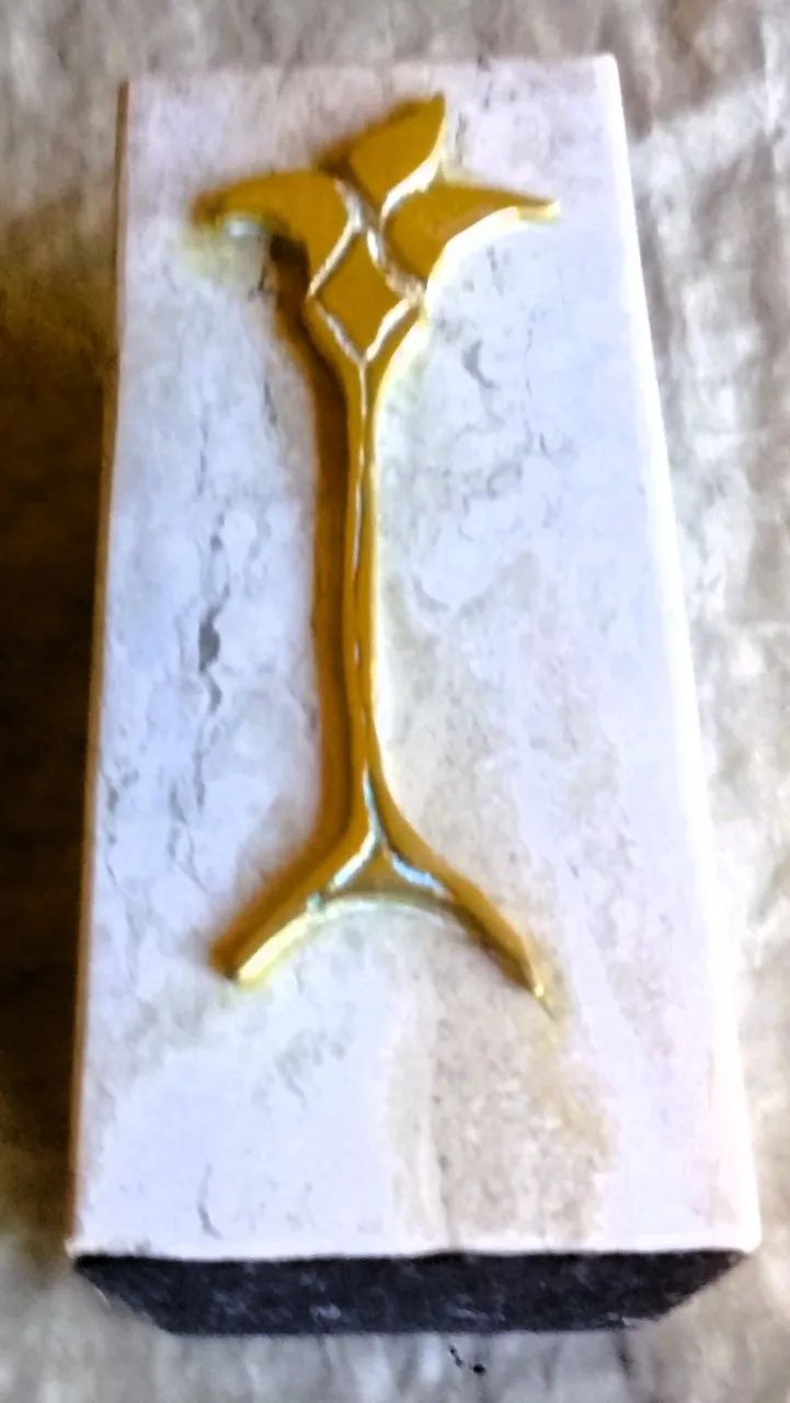 Vaso Mármore Branco Rajado Com Aplique Em Bronze Dourado*Peça Assinada pela artista Celina - Foto 2