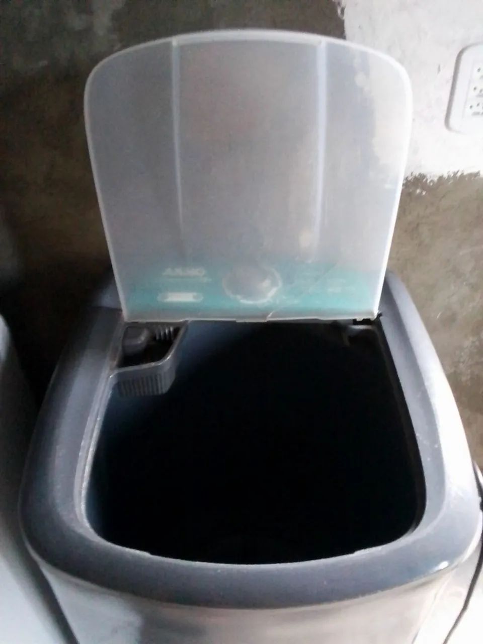 Máquina de lavar e uma centrífuga.