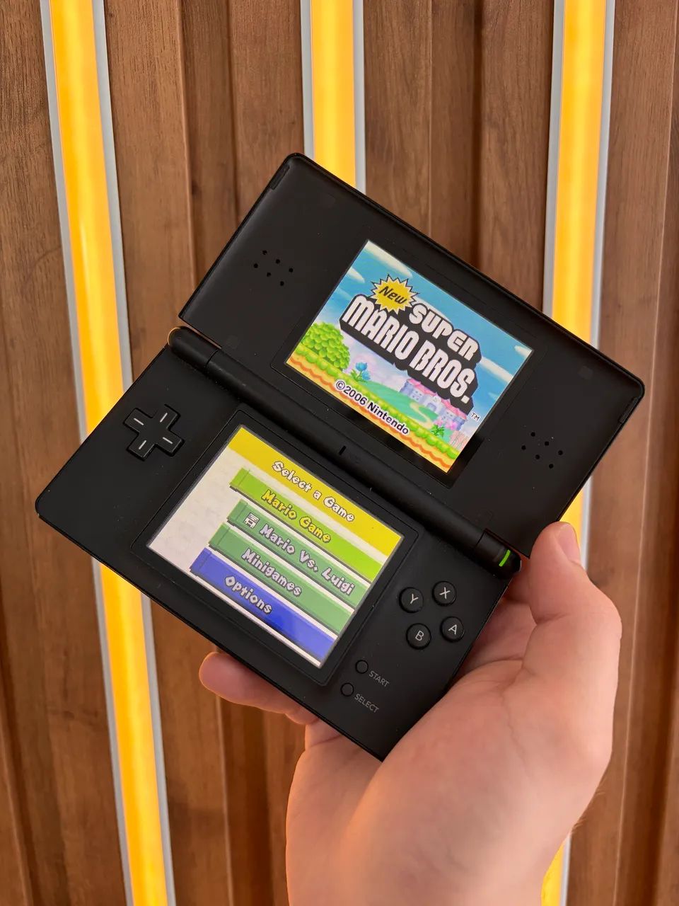 Nintendo ds lite + r4 com muitos jogos como pokémon mario zelda + caneta e carregador  - Foto 4