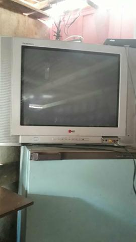 Vendo tv com conversor 29