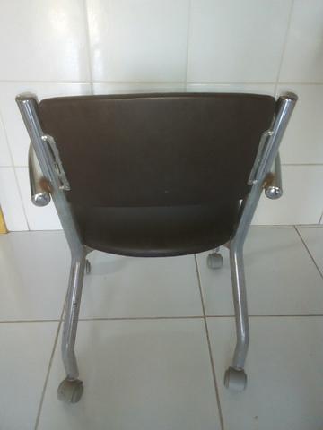 Cadeira em Aço Cromado com Rodinhas - Foto 3