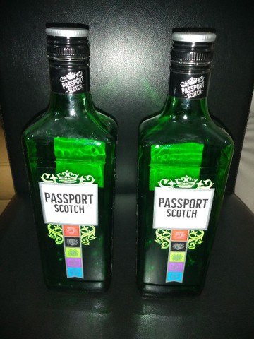 Duas Garrafas Vazias de Whisky Passport - Foto 2