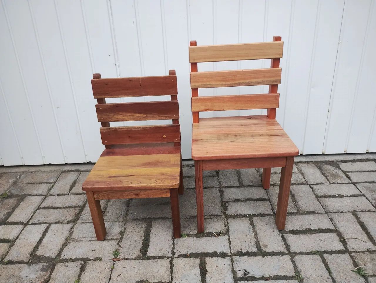 Cadeira infantil de madeira.