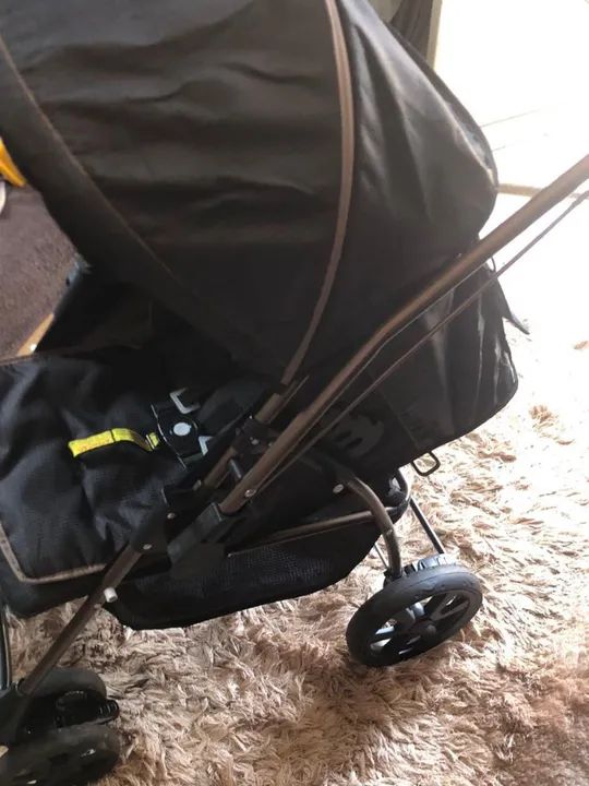 Carrinho de Bebê Dobrável em Ótimo Estado