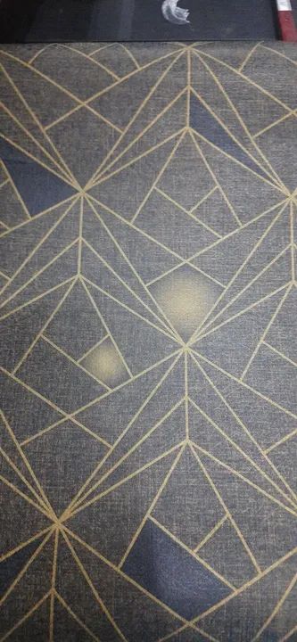 Papel de parede preto com detalhes dourado 