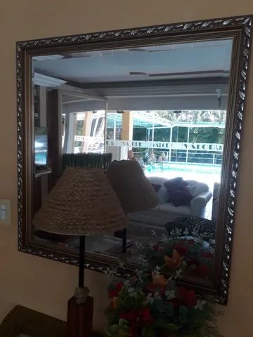 console de madeira dourada com tampo de vidro e espelho bisotado - Foto 3