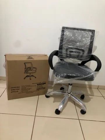 Cadeira de escritório executiva giratória nova na caixa com base cromada - Foto 4