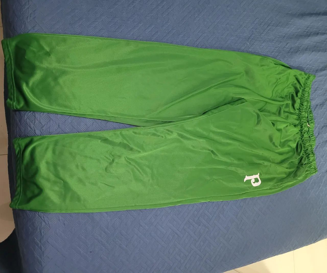 Jaqueta de Moletom Branca com Detalhes Verdes - Foto 3