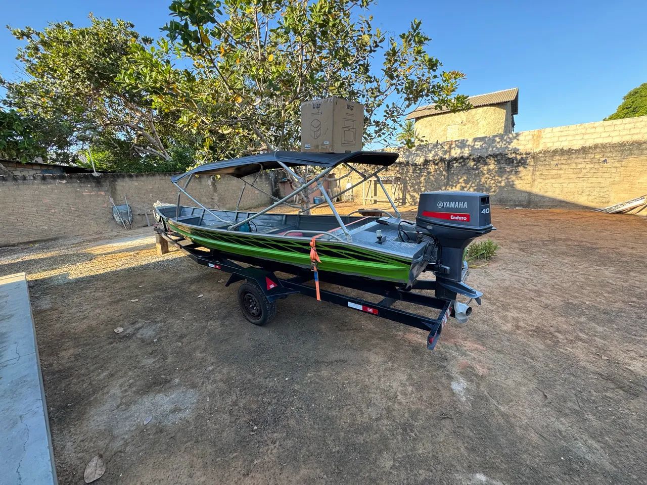 Barco de 6m, carrocinha  emplacada, capota top e motor 40hp yamaha. - Foto 2