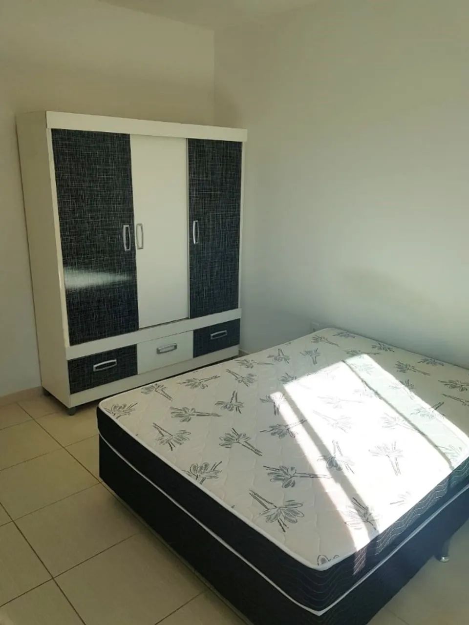 alugo apartamento mobiliado para até 2 pessoas no Carianos - Foto 2