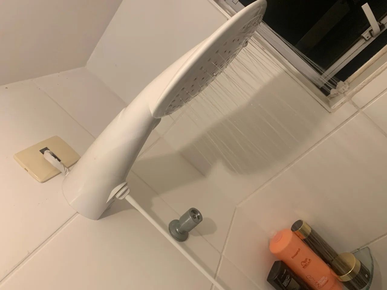 Chuveiro de teto branco - Foto 2
