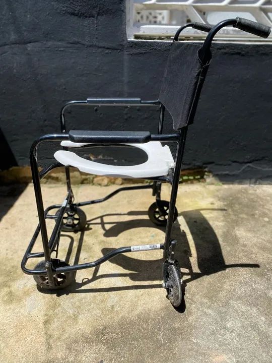 Cadeira de rodas com assento de plástico - Foto 5