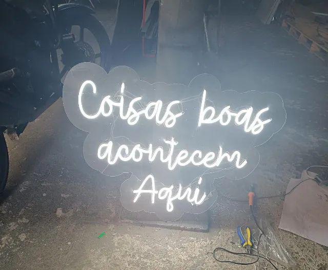 Painel Neon Led com base em Acrílico Coisas Boas Acontecem Aqui - 70x50 cm - Foto 4