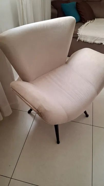 Poltrona em madeira maciça e tecido suede - Foto 3