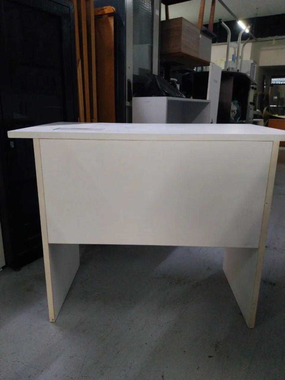 Mesa de Escritório Alta Branca com Caixa de Tomada