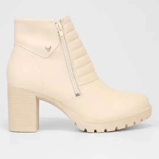 Vendo 2 botas semi novas usado uma única vez
