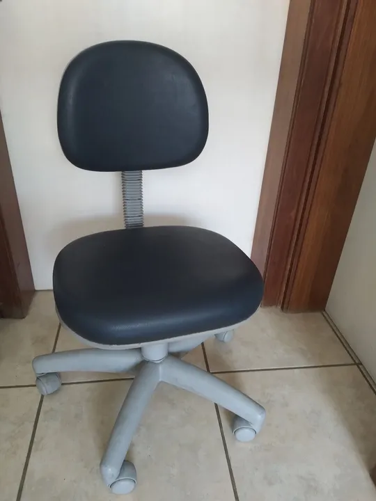 Cadeira giratória sobe altura banco couro