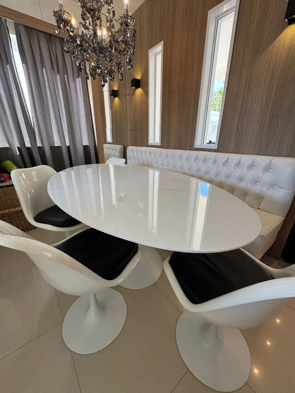 Conjunto Mesa de Jantar e Sofá Modernos em Branco