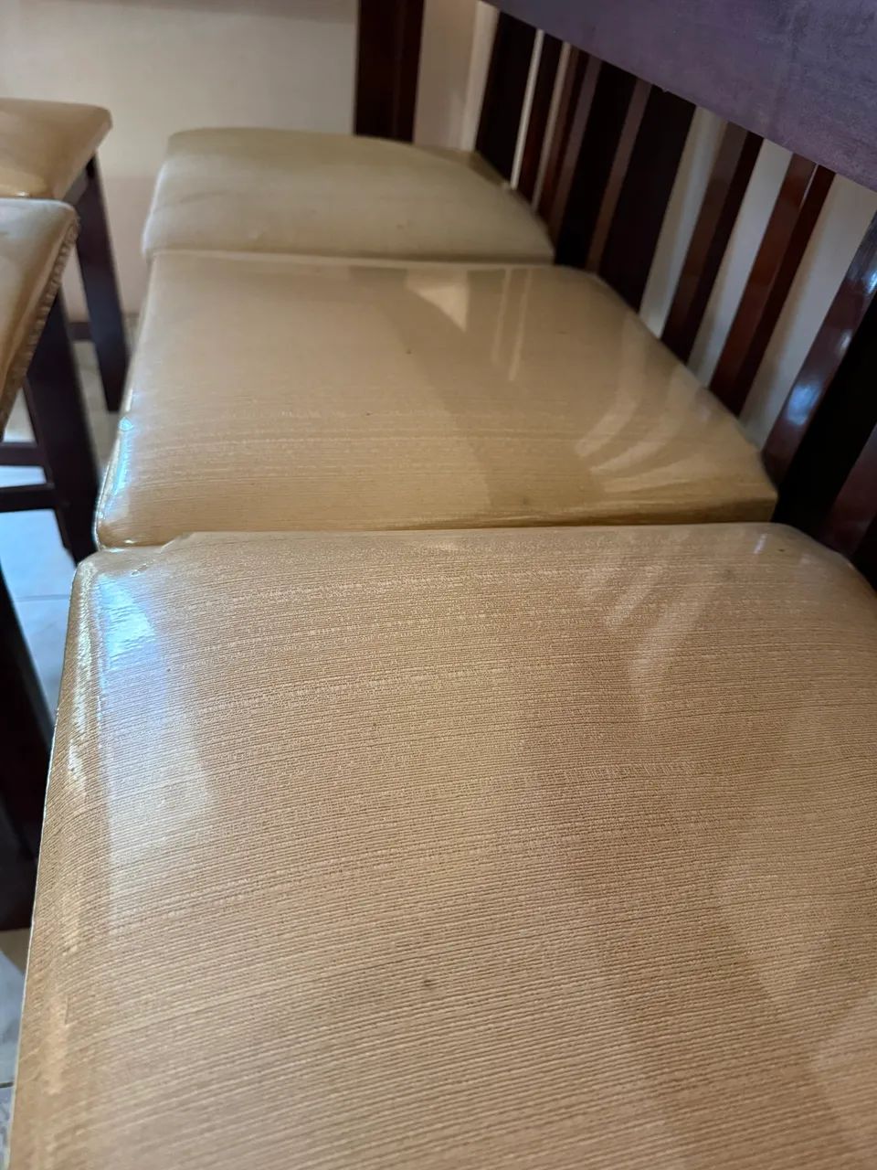 Mesa de jantar com 6 cadeiras de madeira - Foto 3
