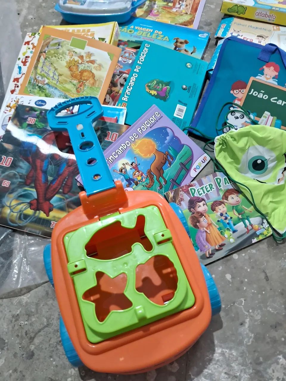 Kit com que contém carrinho de Brincar com Formas para encaixar