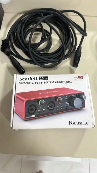 Focusrite Scarlett 2i2 - Interface de Áudio