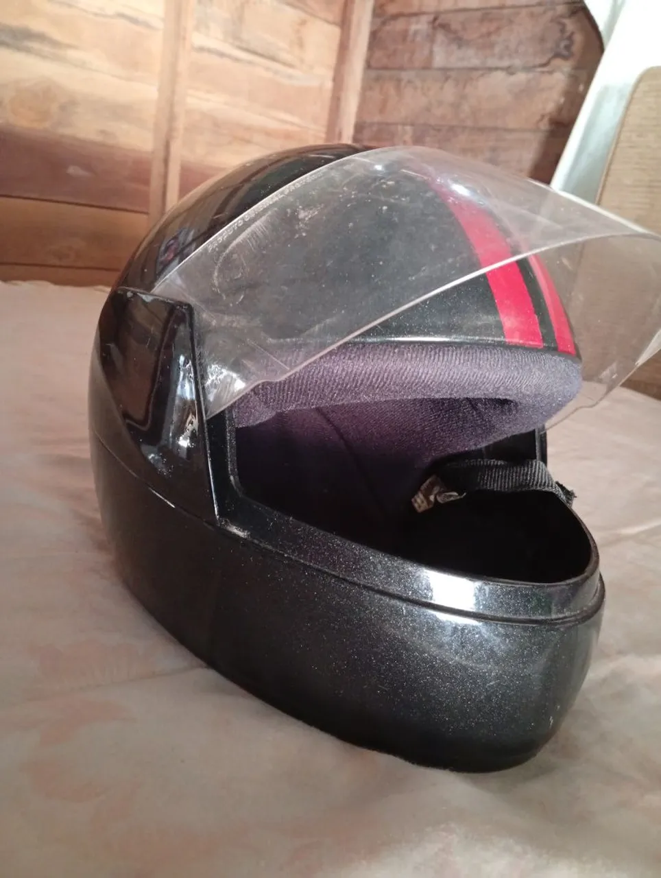 Capacete de Moto Preto com Detalhes em Vermelho