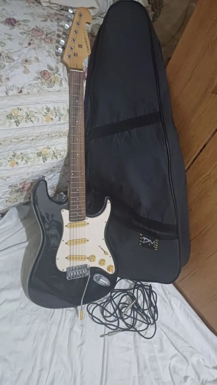 Guitarra Giannini Stratocaster com Case e Cabo