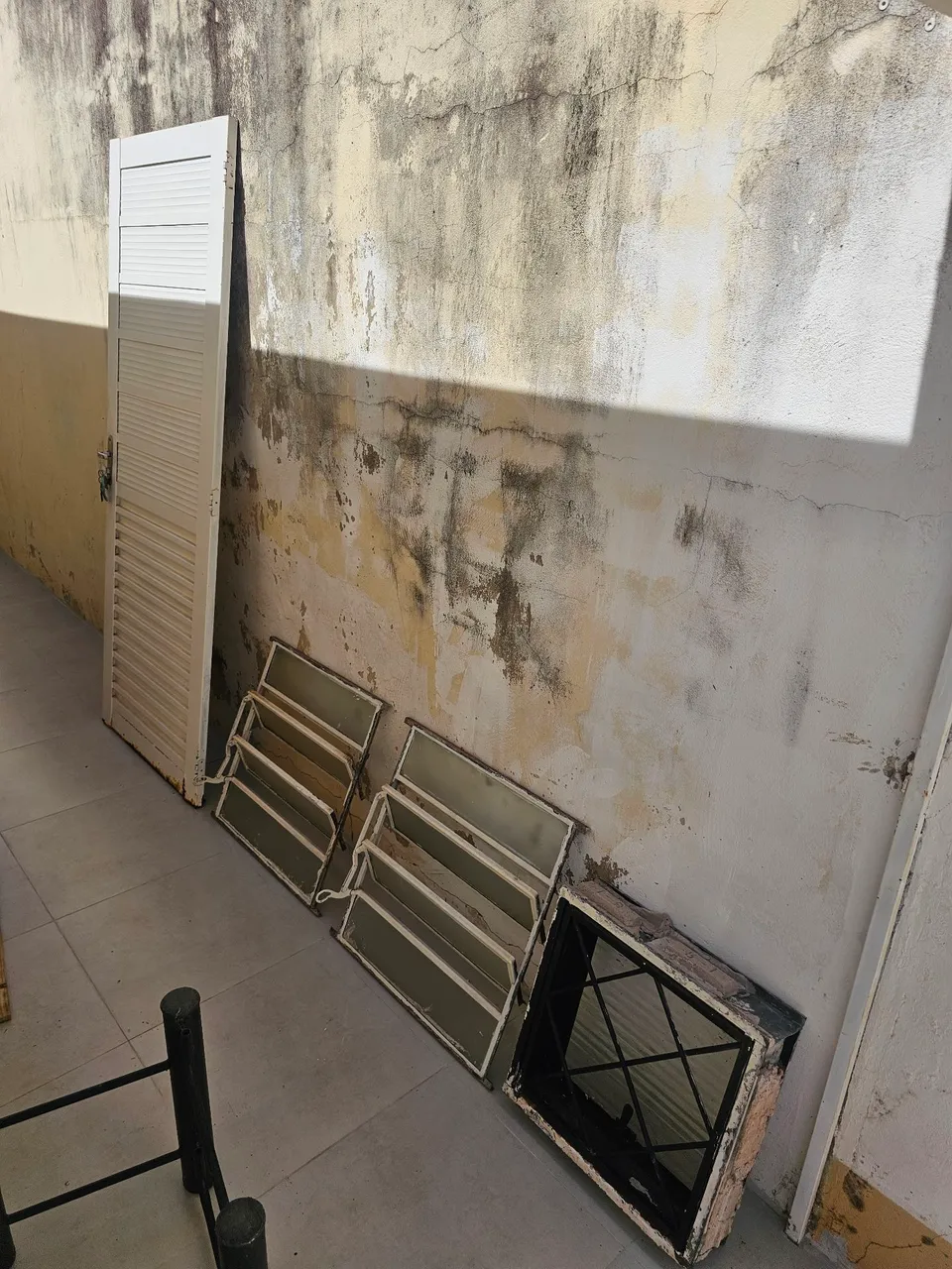 PORTA DE ALUMIO E JANELAS USADAS