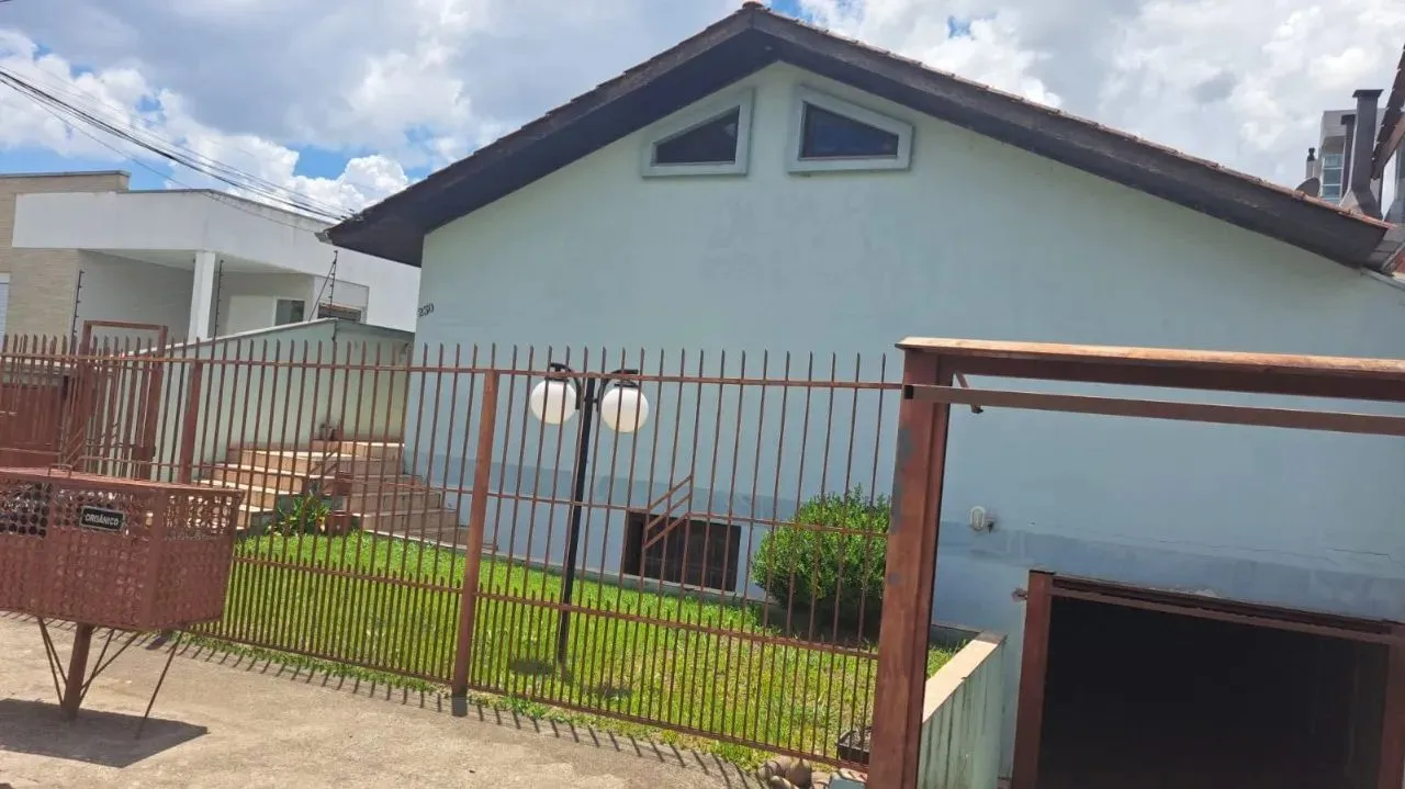 Venda de sobrado semimobiliado em Caxias do Sul, bairro Desvio Rizzo