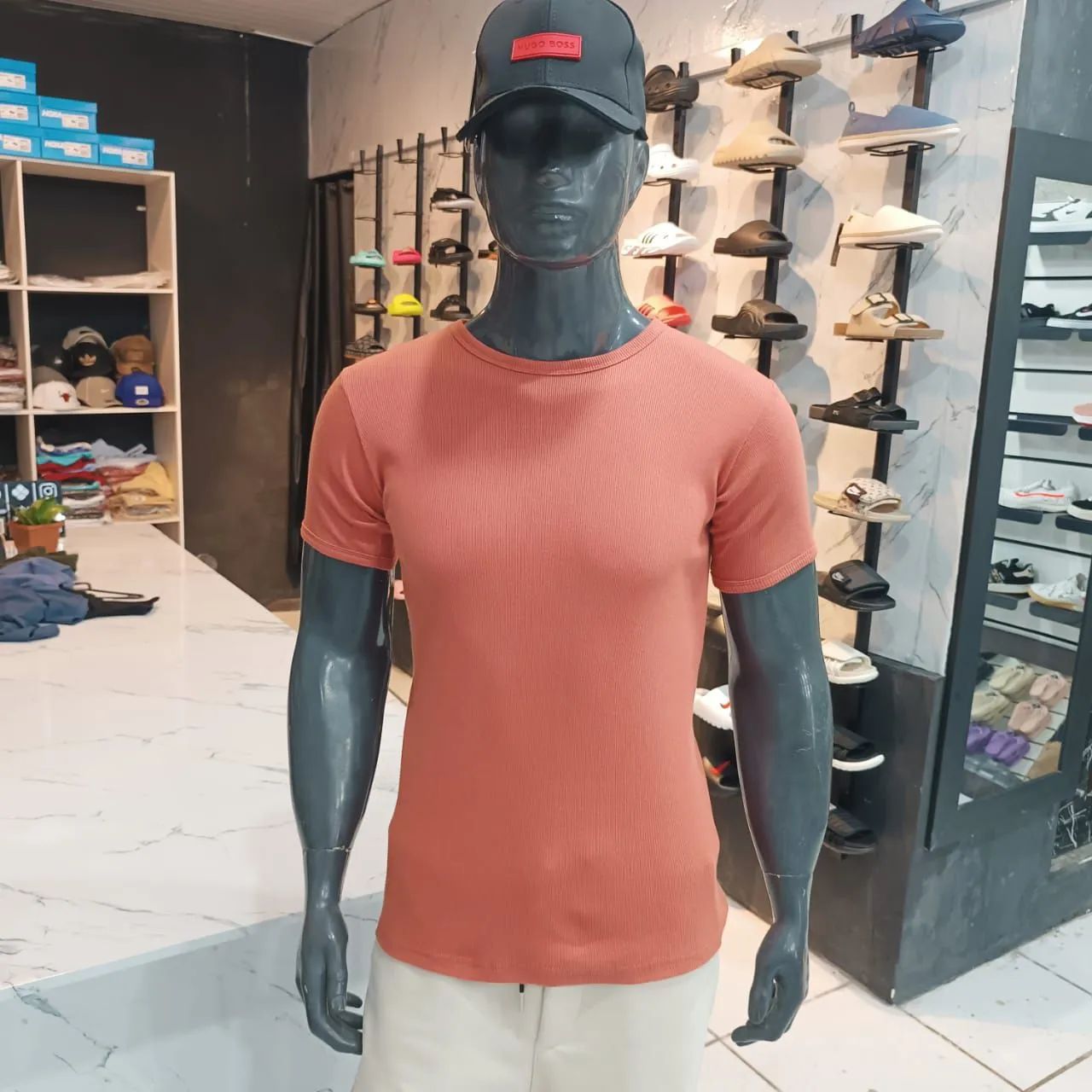 Camiseta Preta Manga Curta básicas modelo caneladas  - Foto 2