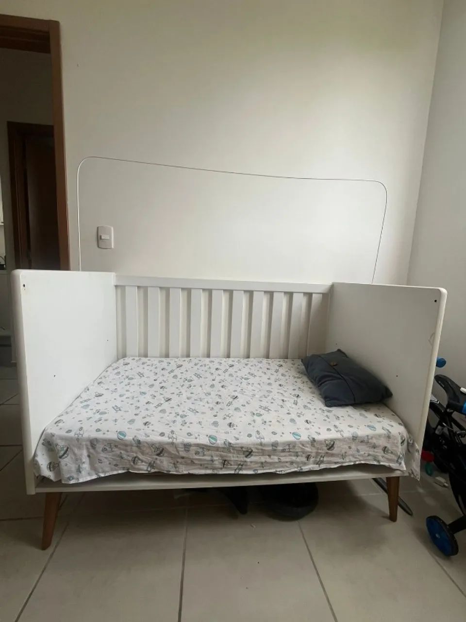 Medium-sized baby crib