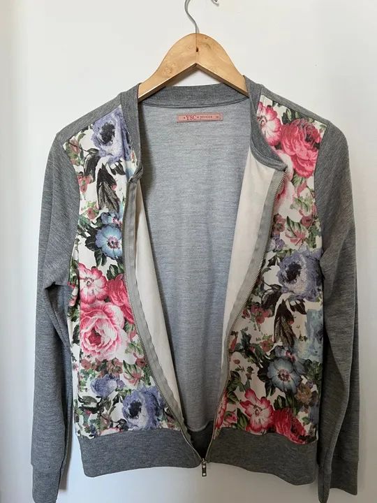 Casaquinho cinza com floral- tamanho M
