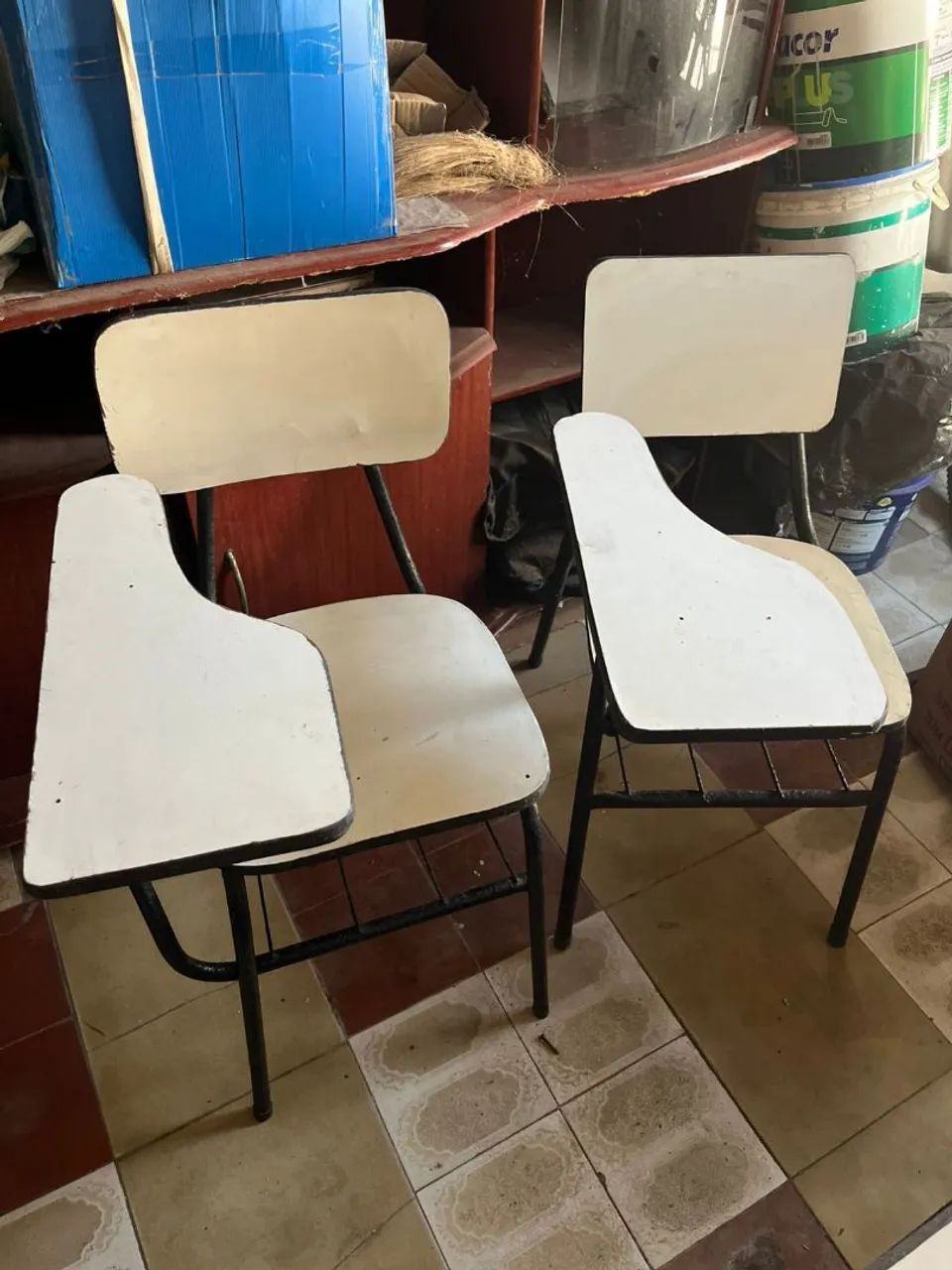 Cadeiras escolares com prancheta