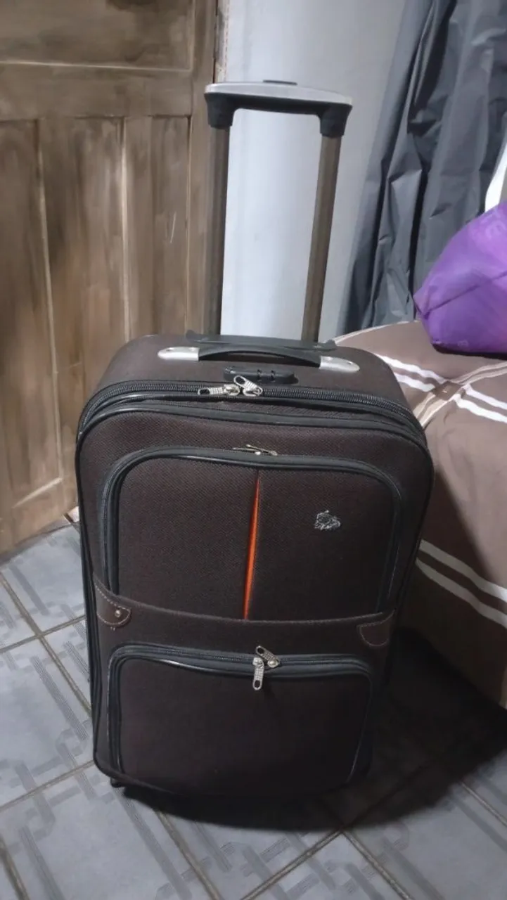 Mala de viagem com rodinhas e codificado