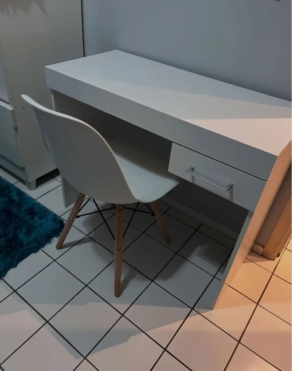 Promoção Mesa Escrivaninha Branca com Gaveta - 31/10/25  