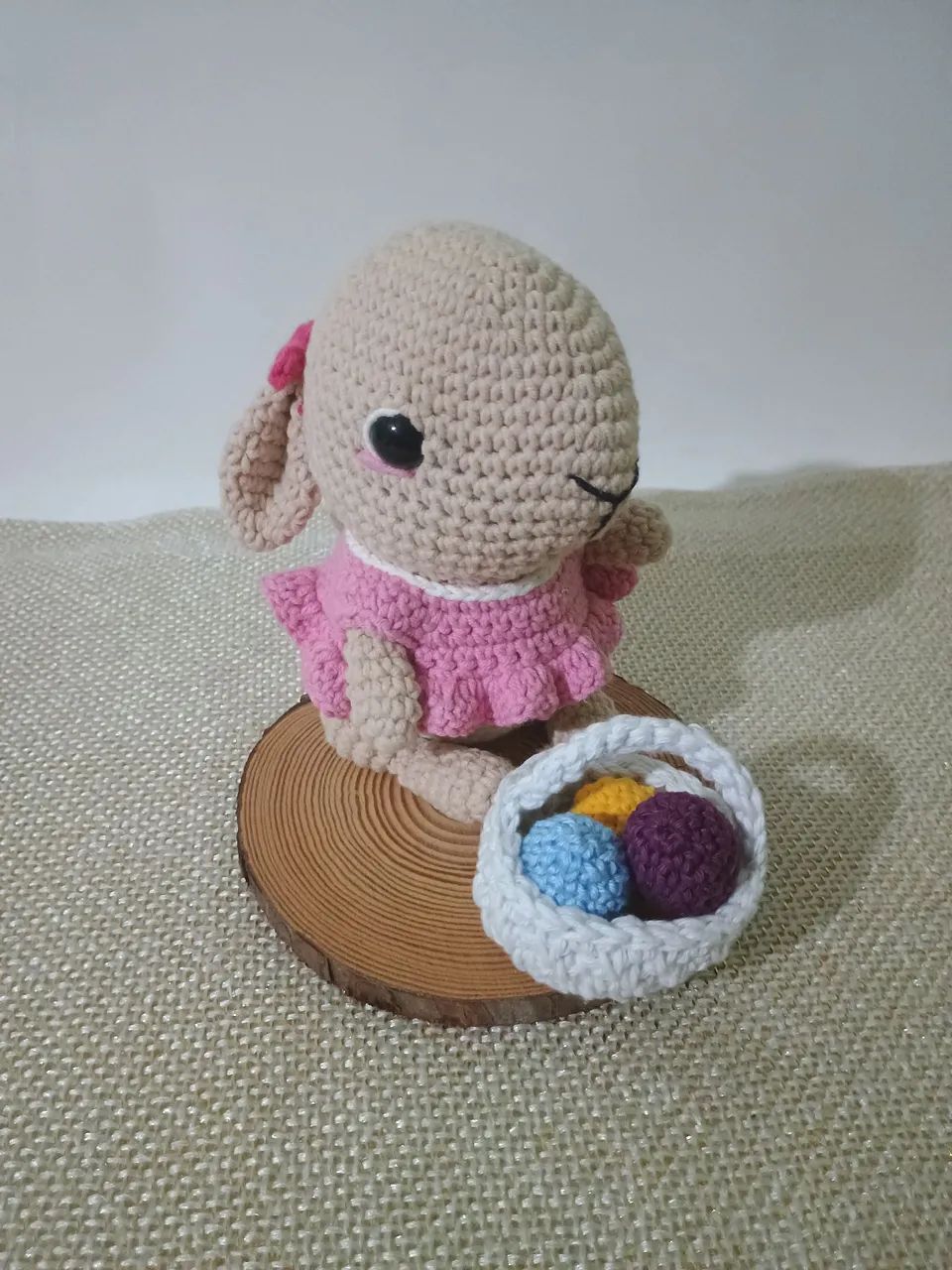 Coelhinha de crochê com cestinha de ovos - Foto 3